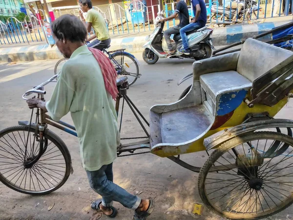 Jhargram, Bengale occidental, Inde - 05 mai 2019 : Un rickshwa tiré à la main a été tiré par quelqu'un sur une route animée d'une ville du Bengale occidental . — Photo