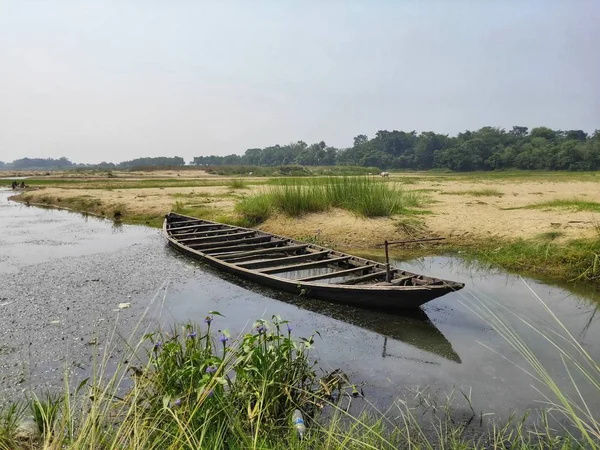 Un barco de madera amortiguado en la orilla del río . — Foto de Stock