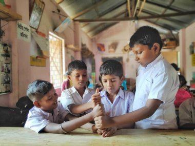 Yerel bir köy ilkokulunda gülen yüzler ile okul üniformalı oyun oyunları dostu çocuklar.