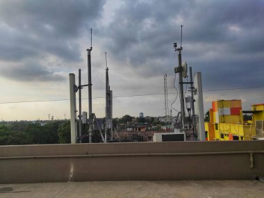 İnsan sakinleri bina bir çatı üzerinde GSM transmitterleri