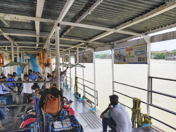KOLKATA, INDIA - 24 de julio de 2019: La gente se sentó en el barco de transporte público en el río Hoogly. transporte fluvial . — Foto de Stock