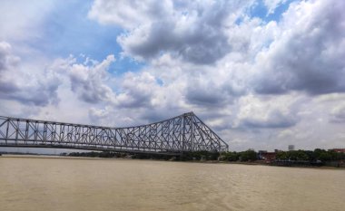 Howrah Köprüsü veya Rabindra Setu Hoogly Nehri üzerinde yer almaktadır