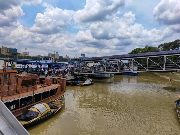 KOLKATA, INDIA - 24 de julio de 2019: La gente camina en un muelle para tomar el barco de transporte público en el río Hoogly. transporte fluvial . — Foto de Stock
