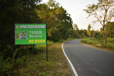 Buxa Tiger Reserve'de bir yol. Yanında bir şenlik.