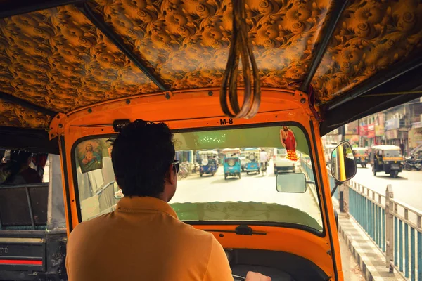 Vista de dentro de um auto-riquixá em Bengala Ocidental, Índia . — Fotografia de Stock
