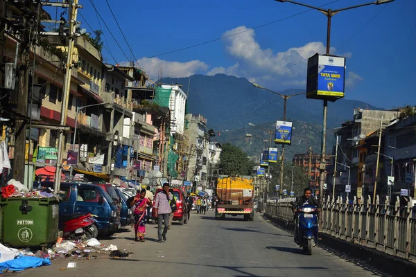 Des Indiens locaux non identifiés marchant au marché aux puces local jaigoan en ville pendant la journée. Le style de vie des Indiens. Vue sur la rue de Jaigoan, point d'entrée si le Bhoutan . — Photo