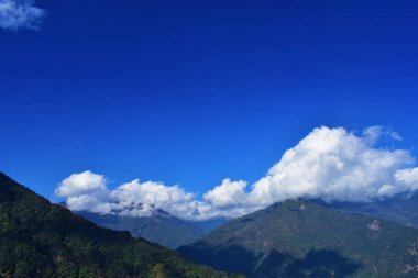 Bhutan'da dağlar ve berrak gökyüzü