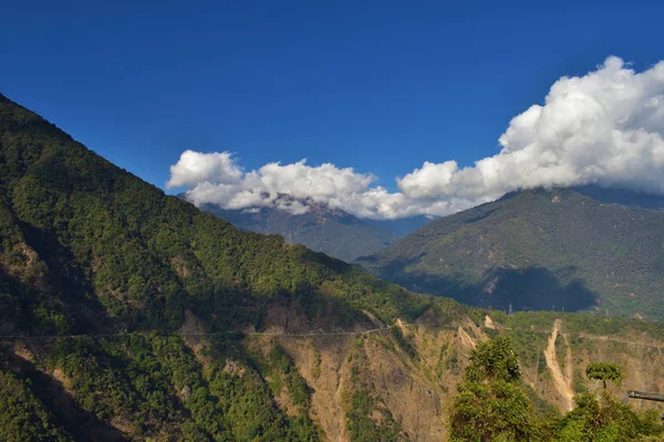 De bergen en de heldere hemel in Bhutan — Stockfoto