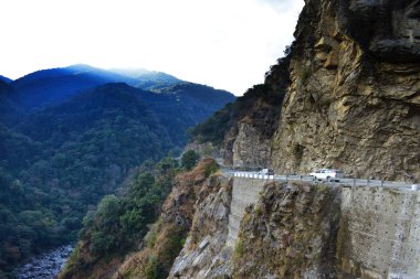 Bhutan dik yamaçları ile güzel Himalaya dağları güzel kanyon ve dar tehlikeli dağ yolu