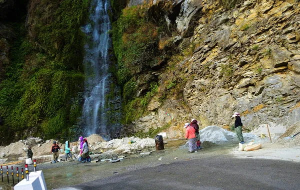 Trabalhadoras do sexo feminino que fazem obras de reparação e construção de estradas de montanha na montanha do Himalaia, perto de Thimphu, Butão . — Fotografia de Stock