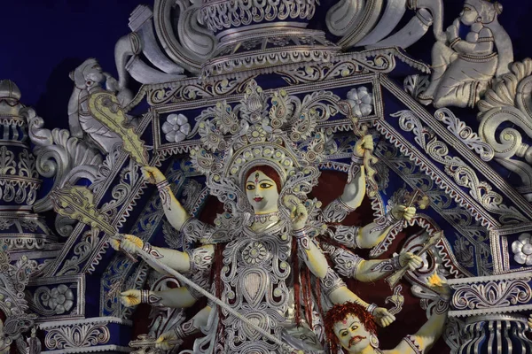 Potrait Of Goddess Durga ídolo no famoso templo puja Durga (pandal) em Bengala Ocidental . — Fotografia de Stock