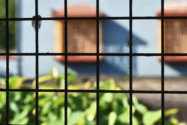 Lattice na oknech starého Kamenného domu — Stock fotografie