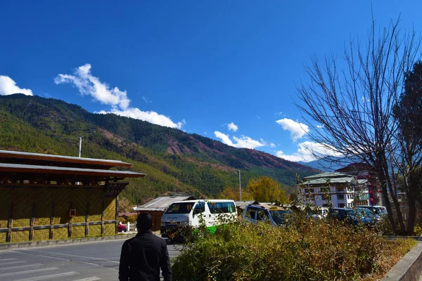 Un joven deambula por el sendero de Thimphu, Bután . — Foto de Stock