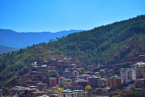 Bovenaanzicht van de dichtgepakte woningen op de heuvel in de vallei van Thimphu. — Stockfoto
