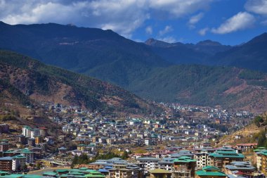 Thimphu vadisinde tepeden aşağı yoğun dolu konutların üst görünümü.