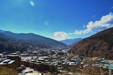 Thimphu vadisinde tepeden aşağı yoğun dolu konutların üst görünümü.