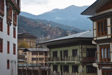 Sabahın erken saatlerinde Thimphu şehrinin görünümü