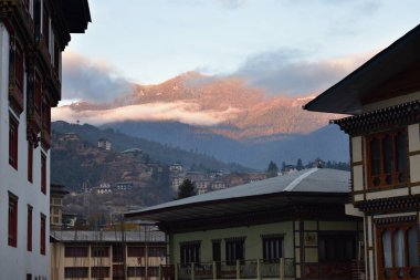 thimphu şehir gündoğumu , Bhutan. Thimphu cityscape ile gün doğumu manzara