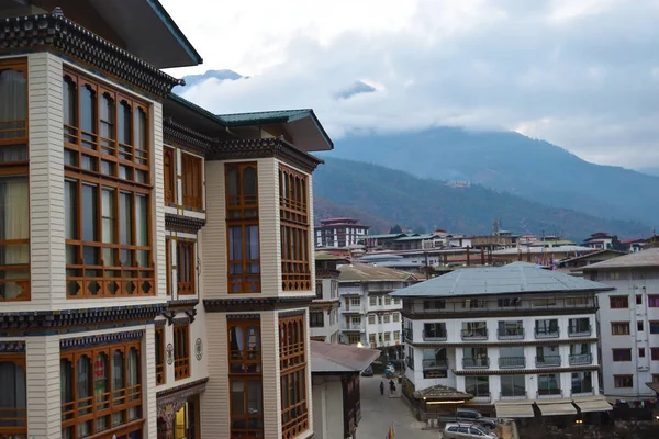 Sabahın erken saatlerinde Thimphu şehrinin görünümü