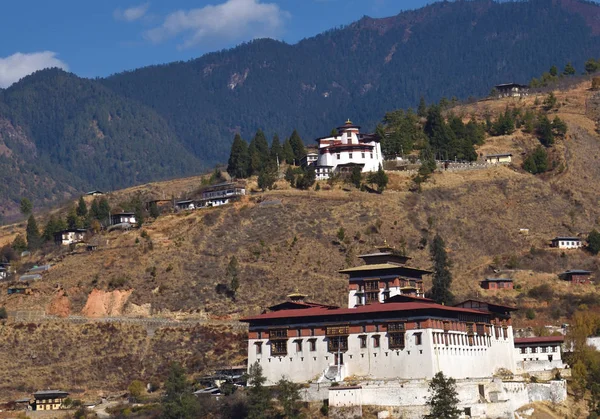 Paro Rinpung Dzong e Museu com campos de arrozais verdes . — Fotografia de Stock