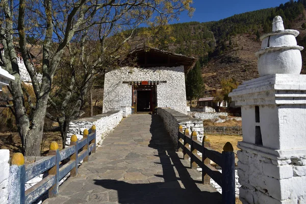Rinpung Dzong é um grande dzong - mosteiro budista e fortaleza . — Fotografia de Stock