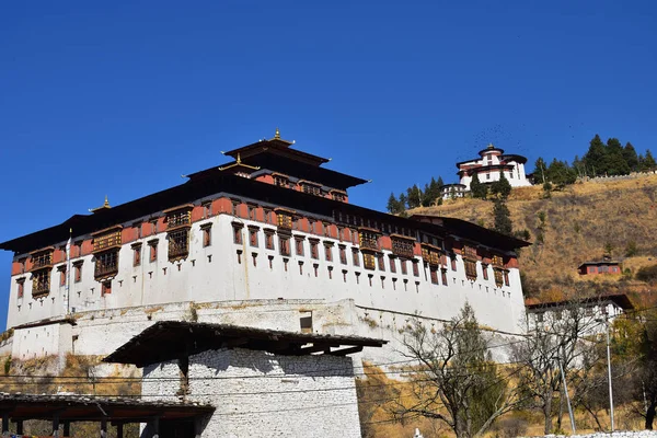 Rinpung Dzong é um grande dzong - mosteiro budista e fortaleza . — Fotografia de Stock