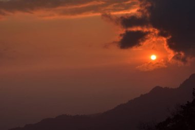 Bhutan Dağı'nda gün batımında dağ manzarası. Renkli bulutlar ve katmanlı dağlarda inanılmaz manzara.