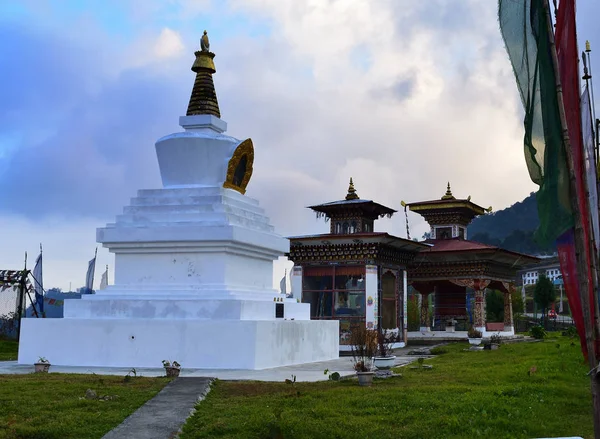 Buddhista szta a Gedu, Bhután. a szent hely buddhisták. Helye az imádság, a nyugalom és a meditáció. — Stock Fotó