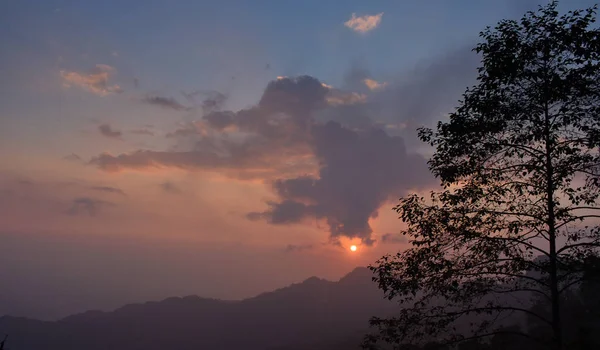 Paisagem montanhosa ao pôr do sol na Montanha do Butão. Vista incrível sobre nuvens coloridas e montanhas em camadas . — Fotografia de Stock