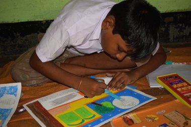 Jhargram, West Bengal, Hindistan - 25 Eylül 2019: Bir Sit çizim ve compitition çizmek yoksul bir Hint ilköğretim okulu çocuk.
