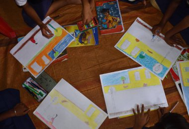 Grup şirin küçük preschol çocuk ile renkli kalemler çizim