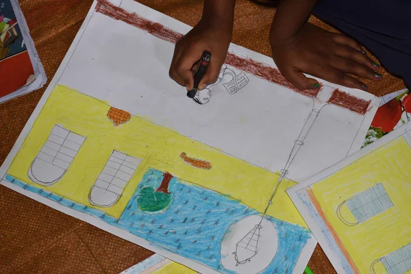 Бедный индийский ребенок начальной школы рисует в Sit and draw compitition . — стоковое фото