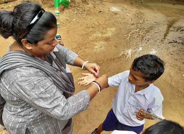 Rakshabandhan, firas i en lantlig grundskola i Indien. — Stockfoto