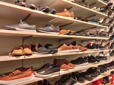 Ayakkabı mağazasında indirim var. Deri ayakkabılar, mağazada sergileniyor.