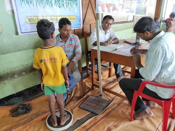 Lekarze sprawdzają ciało uczniów w szkole podstawowej w wiejskich Indiach. — Zdjęcie stockowe