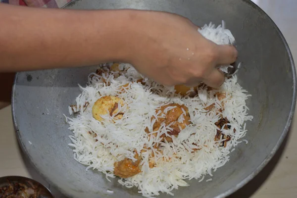 Delicioso Pollo Casero Picante Biryani Haciendo Tazón Por Una Mujer —  Fotos de Stock