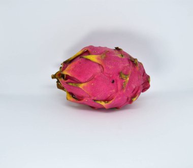 İzole edilmiş egzotik ejderha meyvesi (Hylocereus monacanthus, Pitahaya, Pitaya). Parlak kırmızı menekşe derili, menekşe tenli meyve. Beyaz arka planı olan sağlıklı yiyecekler..