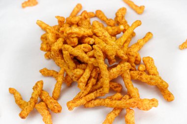 Beyaz arka planda izole edilmiş çıtır çıtır baharatlı atıştırmalıklar. Kırmızı biber tozu beyaz arka planda izole edilmiş. Hint çayı atıştırmalıkları..