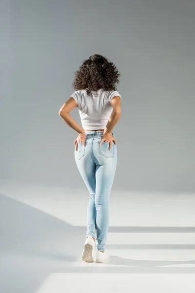 Visão Traseira Mulher Com Mãos Bolsos Jeans Azul Apertado Fundo — Fotografia de Stock