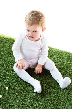beyaz üzerinde izole sarı saç tatlı çocuk yeşil çimen