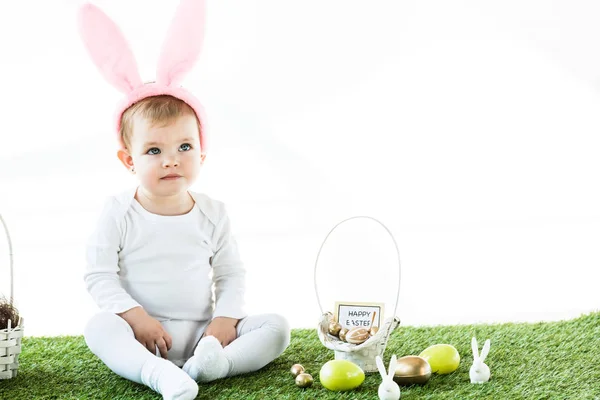 Lindo Bebé Sentado Cerca Cesta Paja Huevos Pascua Conejos Decorativos — Foto de Stock