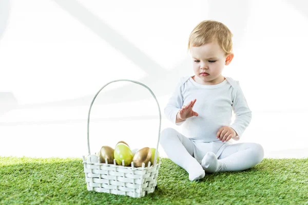 Criança Adorável Sentado Grama Verde Perto Cesta Palha Com Ovos — Fotografia de Stock