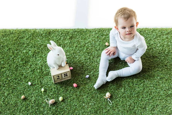 Cute Baby Sitting Green Grass Wooden Calendar April Date Decorative — Stock Photo, Image