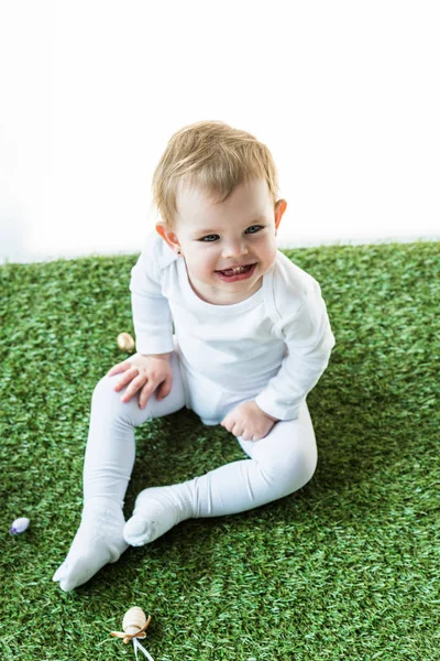 sarı saç beyaz üzerinde izole yeşil çimen