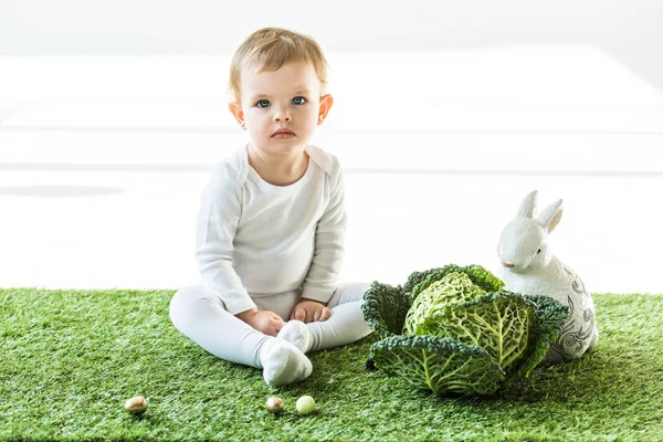 Cute Baby Sitting Savoy Cabbage Decorative Rabbit Colorful Quail Eggs — Stock Photo, Image