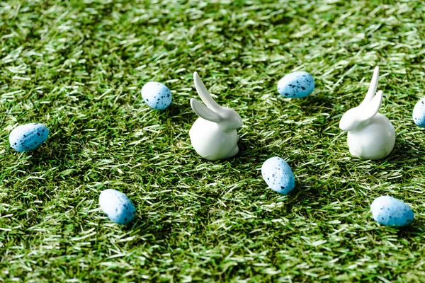 Διακοσμητικά Κουνέλια Και Αυγά Μπλε Ορτυκιού Στην Επιφάνεια Του Πράσινου — Φωτογραφία Αρχείου