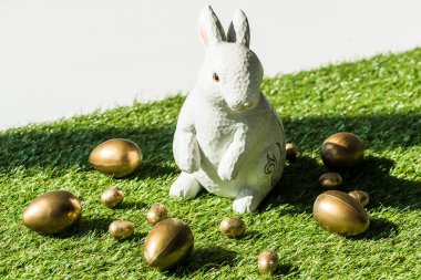 Dekoratif Paskalya tavşan son parlak altın yumurta gri