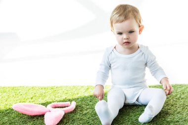 beyaz üzerinde izole tavşan kulakları yakın yeşil çim tatlı çocuk