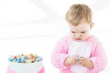 beyaz mavi Paskalya yumurta sarı sevimli çocuk kutu yakın oturan yumurta