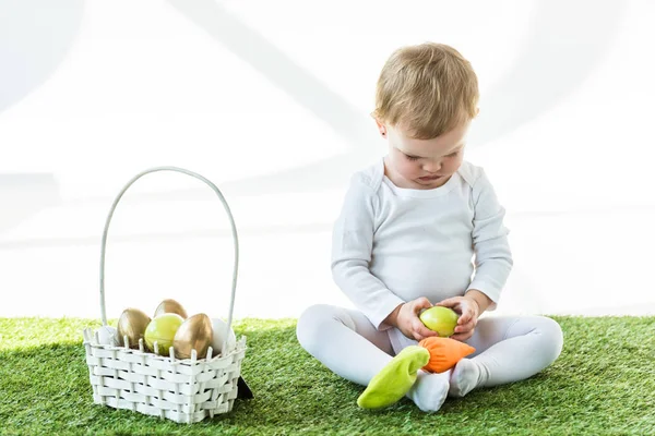 Adorable Niño Sentado Cerca Cesta Paja Con Coloridos Huevos Pascua — Foto de Stock